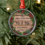 Ornamento De Metal O nosso primeiro Natal como o Sr. e a Sra. Rustic<br><div class="desc">Nosso primeiro Natal como o Sr. e Sra. Rústic wood Cerâmica Ornament Adicione seu próprio texto,  nome e ano e crie um ornamento muito pessoal e único para decorar sua árvore de natal.</div>