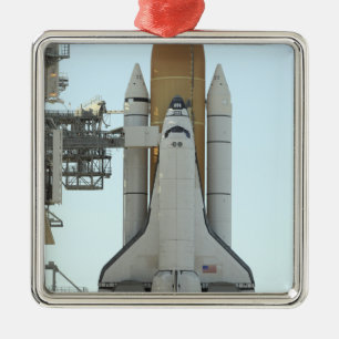 Ornamento De Metal O vaivém espacial Atlantis senta-se na plataforma