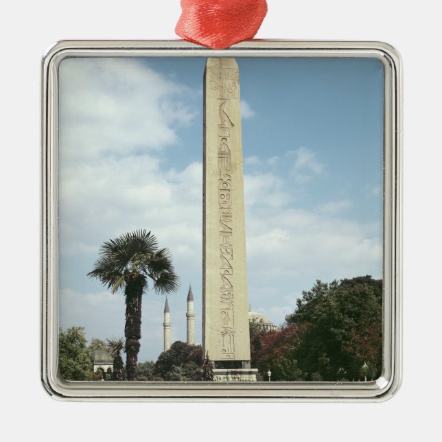 Ornamento De Metal Obelisk de Theodosius mim, com uma base romana (Frente)