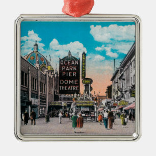 Ornamento De Metal Olhando norte na parte dianteira de oceano, parque