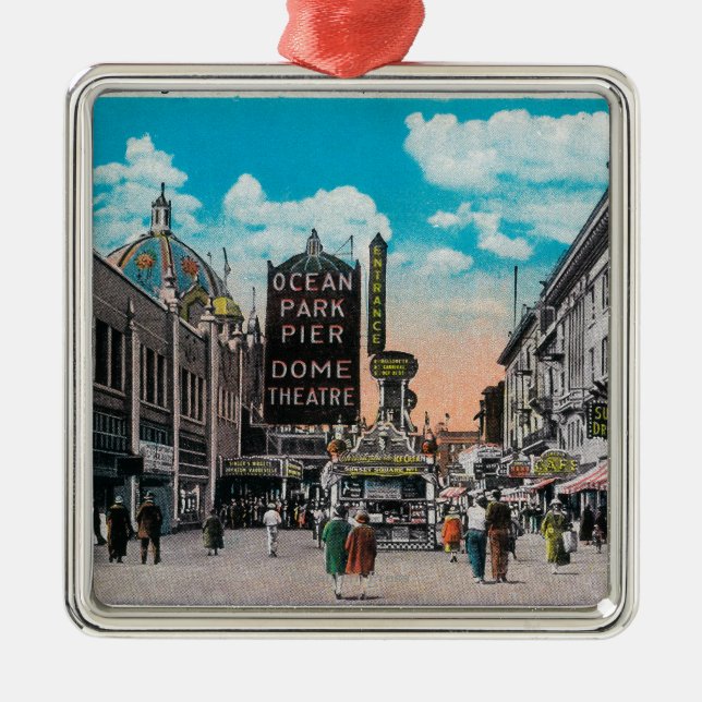 Ornamento De Metal Olhando norte na parte dianteira de oceano, parque (Frente)