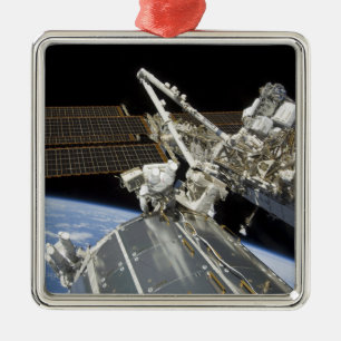 Ornamento De Metal Os astronautas executam uma série de tarefas