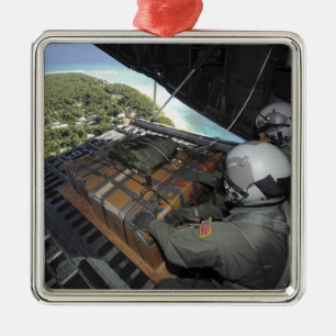 Ornamento De Metal Os aviadores eliminam uma pálete dos bens doados 