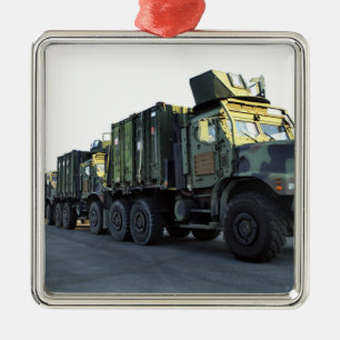 Ornamento De Metal Os caminhões blindados sentam-se no cais na cidad