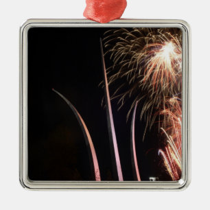 Ornamento De Metal Os fogos-de-artifício iluminam acima o memorial d
