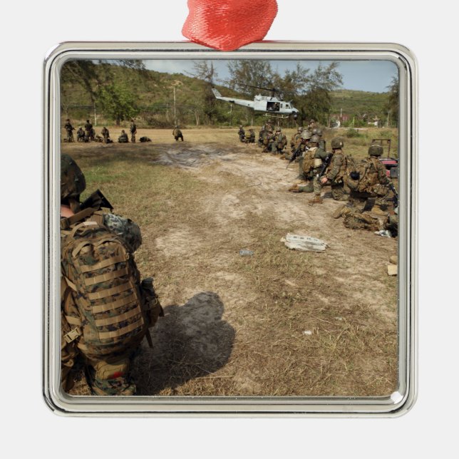 Ornamento De Metal Os fuzileiros americanos fornecem segurança como u (Frente)