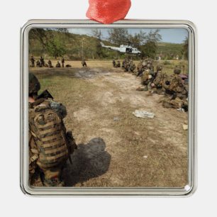 Ornamento De Metal Os fuzileiros navais dos E.U. fornecem a seguranç