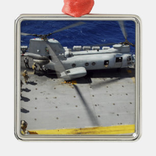 Ornamento De Metal Os fuzileiros navais embarcam um helicóptero do