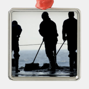 Ornamento De Metal Os marinheiros varrem para fora a baía do hangar