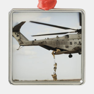 Ornamento De Metal Os pararescuemen da força aérea conduzem uma