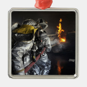 Ornamento De Metal Os sapadores-bombeiros extinguem um fogo em um ro