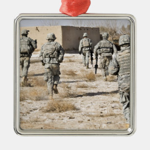 Ornamento De Metal os soldados respondem a um ataque das armas