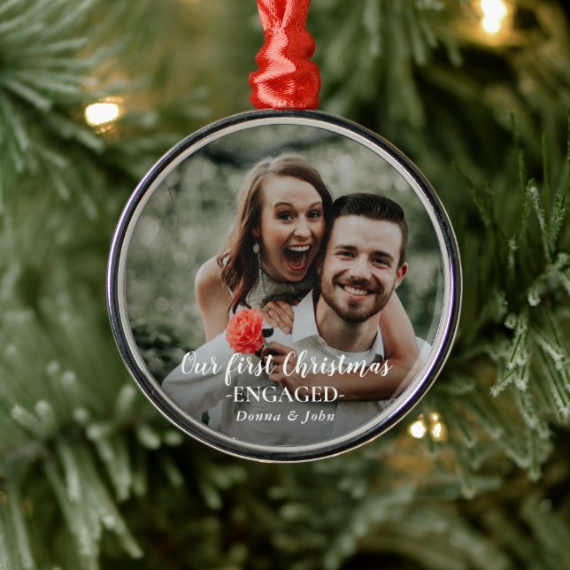 Ornamento De Metal Our First Christmas Engaged Script Couple Photo (Árvore)