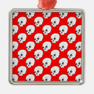 Ornamento De Metal Padrão Do Crânio Em Fundo Vermelho