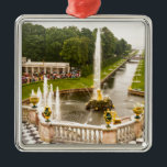 Ornamento De Metal Palácio de Peterhof e jardins St Petersburg Rússia<br><div class="desc">O palácio de Peterhof e os jardins bonitos da fonte chamaram o russo Versalhes de St Petersburg,  Rússia. Construído por Peter o excelente em 1703.</div>