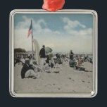 Ornamento De Metal Palm Beach, FL - a hora nadadora<br><div class="desc">O Palm Beach,  FL - a hora nadadora,  multidões na praia - Palm Beach,  FL foi criado em 1937. Esta imagem descreve cenas do Palm Beach,  FL.</div>