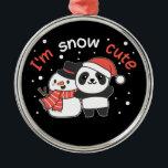 Ornamento De Metal Panda Eu sou Snow Cute Snowman Snowman Pun Cerâmic<br><div class="desc">Panda bonita com boneco de neve. Eu sou bonitinho na neve - um trocadilho de neve para inverno e Natal. Uma saudação de Natal na época fria para os feriados. Panda de Natal com boneco de neve.</div>