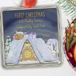 Ornamento De Metal Papais noeis do primeiro Natal para novos endereço<br><div class="desc">Primeiro Natal em novo ornamento de Natal - que você pode personalizar com o ano e seu novo endereço. Design divertida com um telhado confortável em casa contra o céu da meia-noite com pegadas de papais noeis na neve e alguns presentes prontos para descer a chaminé.</div>