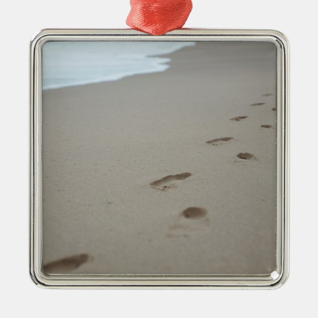 Ornamento De Metal Pegadas em uma praia branca em Moçambique (Frente)