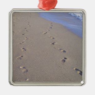 Ornamento De Metal Pegadas na areia