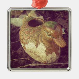 Ornamento De Metal Pequena torta de vidro sentada em um jardim