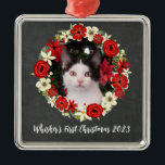 Ornamento De Metal Pet First Christmas Chalkboard and Floral Wreath<br><div class="desc">Celebre seu primeiro Natal com seu animal de estimação com esse quadro rústico e ornamento vermelho de coroa floral.</div>