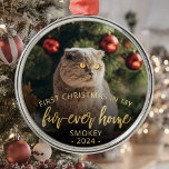 Ornamento De Metal Pet Photo First Christmas Forever Home Dourado Scr<br><div class="desc">Celebre o primeiro Natal do seu animal de estimação em sua nova casa com este lindo ornamento moderno de manutenção. O texto diz "Primeiro Natal na minha casa de quatro em cada vez", com as palavras "uma casa de quatro em cada vez" em um roteiro elegante de folha de papel...</div>