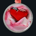 Ornamento De Metal Pétalas de Rosa de Coração de Vidro Vermelho<br><div class="desc">Ilustração linda e romântica com coração de vidro vermelho em uma cama de pétalas de rosa branco-rosa.</div>
