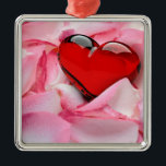 Ornamento De Metal Pétalas de Rosa de Coração de Vidro Vermelho<br><div class="desc">Ilustração linda e romântica com coração de vidro vermelho em uma cama de pétalas de rosa branco-rosa.</div>