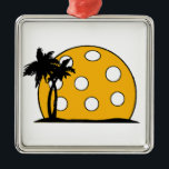 Ornamento De Metal Pickleball Beach Sunset<br><div class="desc">Este item divertido para o amante da bola de picles na sua vida é certamente um prazer. Com a bola de picles descendo na praia da ilha com as palmeiras. Você vai fazê-los sorrir enquanto eles bebem para ganhar no próximo jogo ou torneio.</div>