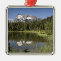 Pico de montanha refletido em um lago