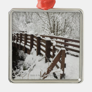 Ornamento De Metal Ponte de madeira coberto de neve