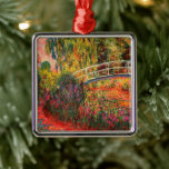 Ornamento De Metal Ponte Japonesa | Claude Monet<br><div class="desc">Ponte japonesa, também conhecida como Water-Lily Pond (1900), de uma série de pinturas de petróleo do impressionista francês Claude Monet. A série "Lírios d'Água" de Monet retrata o jardim floral em sua casa, e foi o principal foco de seu trabalho nos últimos 30 anos de sua vida. Use as ferramentas...</div>