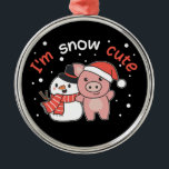 Ornamento De Metal Porco, sou Snowman Cute Snowman Snow Pun Cerâmica<br><div class="desc">porco bonitinho com bonitinho de neve que sou bonitinho de neve. Um trocadilho de neve para o inverno e o Natal. Uma saudação de Natal na época fria para os feriados. Porco de Natal com boneco de neve.</div>