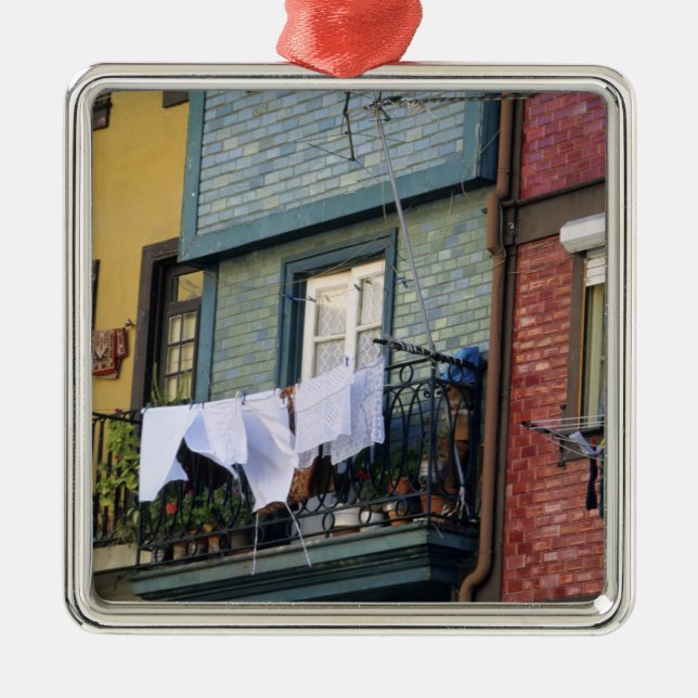 Ornamento De Metal Portugal, Porto. Mulher pendurada na roupa (Frente)