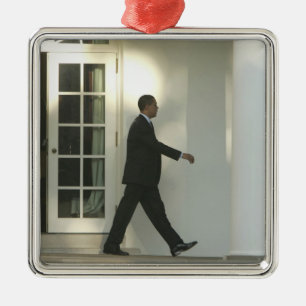 Ornamento De Metal Presidente Barack em profunda reflexão enquanto ca
