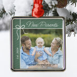 Ornamento De Metal Primeira Foto de Natal da Nova Família de Pais<br><div class="desc">Celebre o seu primeiro ano como pais com um enfeite adorável ornamento! Personalize esta encantadora decoração da árvore de Natal com a sua foto favorita da sua nova família, juntamente com o nome do seu bebê e a data de nascimento. É uma bela maneira de capturar este marco especial e...</div>