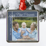 Ornamento De Metal Primeira Foto de Natal da Nova Família de Pais<br><div class="desc">Celebre o seu primeiro ano como pais com um enfeite adorável ornamento! Personalize esta encantadora decoração da árvore de Natal com uma fotografia tesourada da sua nova família, juntamente com o nome do seu bebê e a data de nascimento. É uma bela maneira de capturar este marco especial e criar...</div>