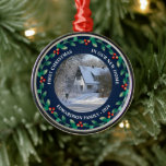 Ornamento De Metal Primeiro Natal em nosso novo nome de família de fo<br><div class="desc">O primeiro Natal em nosso novo Ornamento de Fotos em Casa. Adicione sua própria foto da sua nova casa,  adicione seus nomes,  texto e ano e crie um Enfeites de natal muito pessoal e exclusivo.</div>