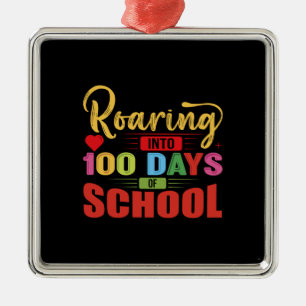 Ornamento De Metal Professor Rugindo nos 100 Dias de Aula