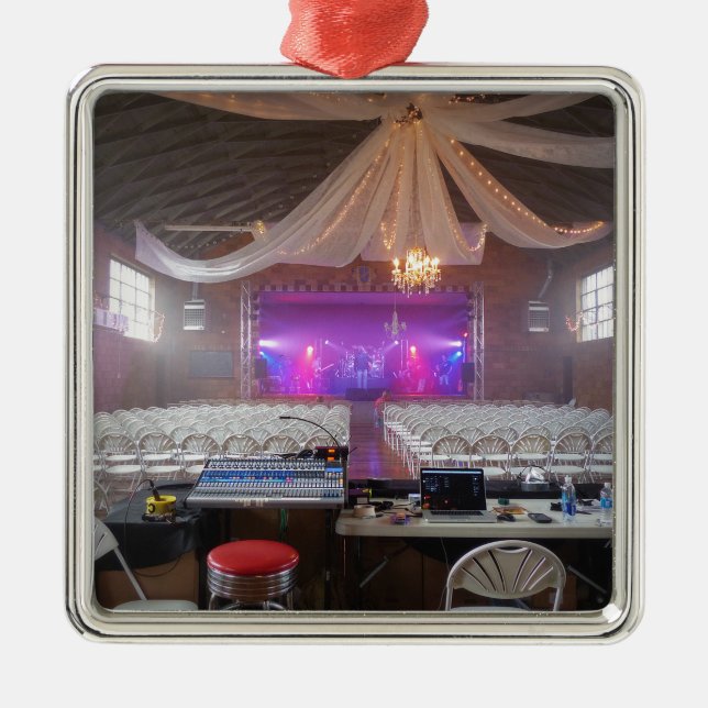 Ornamento De Metal Pronto para um concerto (Frente)