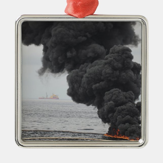 Ornamento De Metal Queimaduras de óleo concentrado coletadas (Frente)