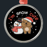 Ornamento De Metal Quokka Eu sou Snow Cute Snowman Snowman Pun Cerâmi<br><div class="desc">Bela coca com boneco de neve. Eu sou bonitinho na neve - um trocadilho de neve para inverno e Natal. Uma saudação de Natal na época fria para os feriados. Quokka de Natal com boneco de neve.</div>