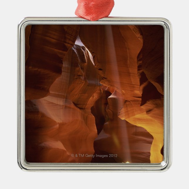 Ornamento De Metal Raio de sol que bate o amaranto no assoalho da (Frente)