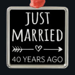 Ornamento De Metal Recem casados 40 Anos Atrás I<br><div class="desc">Design bonito, perfeito para qualquer um que está casado há 40 anos e para uma cerimônia de renovação do voto de casamento. Ele faz um excelente combinando roupa para casais! recem casados 40 Anos Atrás, citação de um casal que se casou há 40 anos ou casal renovando votos de casamento...</div>