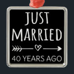 Ornamento De Metal Recem casados 40 Anos Atrás I<br><div class="desc">Design bonito, perfeito para qualquer um que está casado há 40 anos e para uma cerimônia de renovação do voto de casamento. Ele faz um excelente combinando roupa para casais! recem casados 40 Anos Atrás, citação de um casal que se casou há 40 anos ou casal renovando votos de casamento...</div>