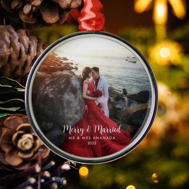 Ornamento De Metal Recriados de feliz e Eterno casado e clássicos (Available in multiple types of ornaments. Customize with your picture, names and date.)