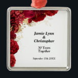Ornamento De Metal Red Floral Wedding Anniversário Metal Ornament<br><div class="desc">Celebre o seu amor e compromisso com este lindo casamento floral. Pode ser personalizado com seus nomes e data de casamento, ou com qualquer outra mensagem que você escolher.</div>