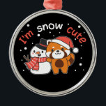 Ornamento De Metal Red Panda, sou Snow Cute Snowman Snow Pun Cerâmica<br><div class="desc">Panda vermelha e bonita com boneco de neve. Eu sou bonitinho na neve - um trocadilho de neve para inverno e Natal. Uma saudação de Natal na época fria para os feriados. Panda Vermelha de Natal Snowman.</div>
