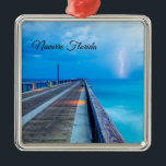 Ornamento De Metal Relâmpago Em Navarre Beach Pier Ornament<br><div class="desc">Ornamento com outra tempestade de raios sobre o Golfo do México, Oceano Atlântico. Passei por um passeio pelo Píer de Pesca de Navarra para capturar alguns raios e aqui está uma das minhas fotos de sorte. Procurando mais impressões ou produtos? Sinta-se livre para visitar minha loja: http://www.zazzle.com/timelessmomentsphtgy Esta foto foi...</div>